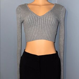 Hera Collection Gray Ribbed V-Neck Crop Top - Size Small